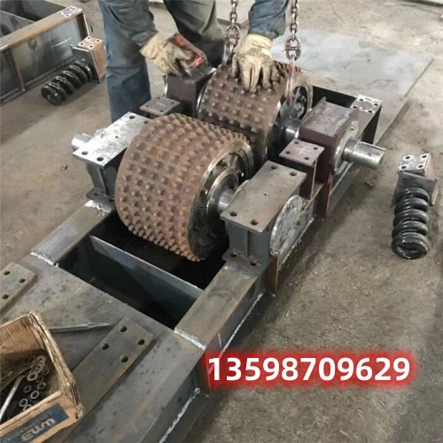 礦用振動(dòng)磨粉機(jī)石英砂選礦粉碎機(jī)廠家石子煤矸石破碎機(jī)
