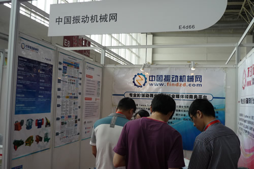 工作人員為客戶講解振動電機(jī)產(chǎn)品