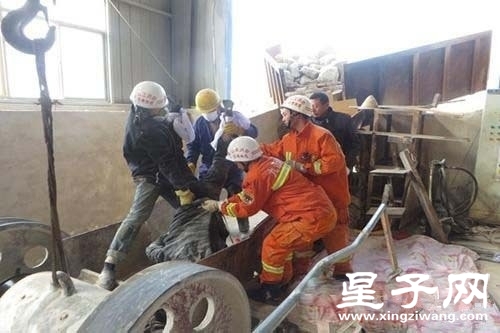 星子工業(yè)園工人操作碎石機不慎被困 消防緊急救
