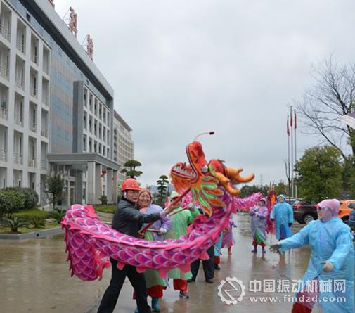 湖北鑫鷹環(huán)?？萍脊煞萦邢薰疚鑴酉辇垘痫L(fēng)-羊年開工儀式舉行