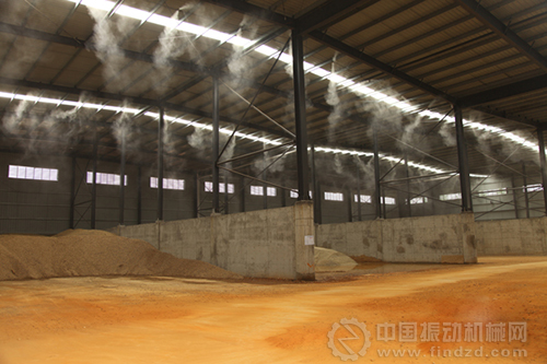 全封閉帶自動(dòng)噴淋裝置的室內(nèi)堆料場(chǎng),改變了傳統(tǒng)混凝土企業(yè)砂石露天堆放、噪聲大、揚(yáng)塵多、材料水分受天氣影響大等缺陷。