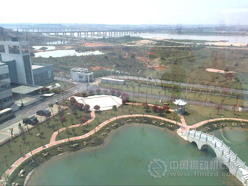 走進泉嶺垃圾焚燒發(fā)電廠綠樹環(huán)繞中的廠房