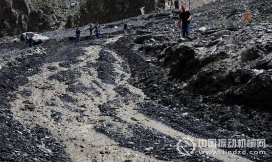 新疆天山公路近三處地段發(fā)生泥石流道路變成大型“砂石料廠”