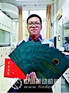 黃明柱展示他的部分專利和獲獎證書