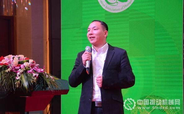 廣州華寶礦山設(shè)備有限公司董事長(zhǎng)助理黃周介紹華寶礦機(jī)理念、發(fā)展歷程與產(chǎn)品應(yīng)用