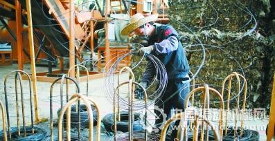 工作人員將垃圾破碎、壓縮、捆扎,使之成為方便運(yùn)輸?shù)目扇嘉铩? width=