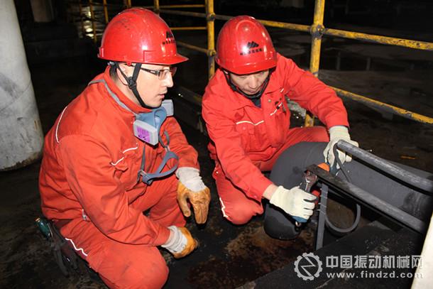 圖為職工正在進行防煤泥水線路改造