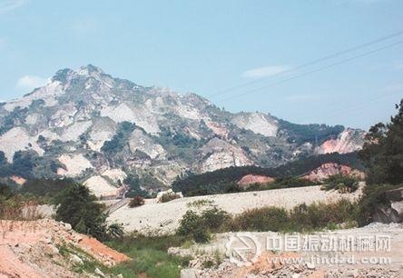 鐵峰山二期改造前，山體破壞嚴重