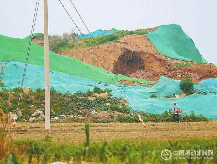 17日，歷城區(qū)沙河五村附近大片渣土山裸露