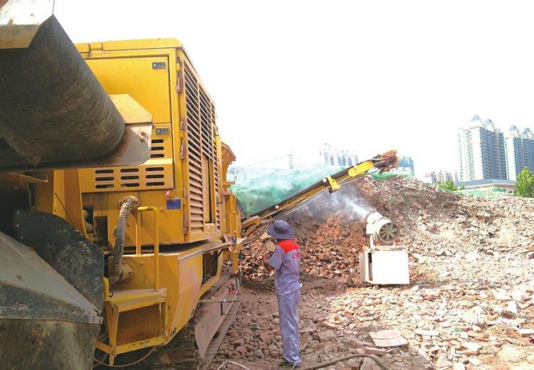 “大霧炮”現(xiàn)場噴水防塵，是建筑工地垃圾處理中的必備工序