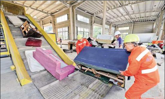 在湖里區(qū)大件垃圾處理廠,工作人員正在搬運(yùn)大件物品