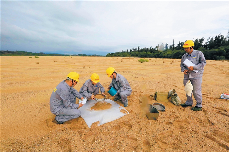 5月13日，我省地質(zhì)勘查工作人員在昌化江流域進行河砂資源調(diào)查