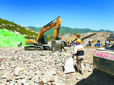 燕山鳳凰亭2號(hào)涵洞黑渣土場(chǎng)上，工人正在對(duì)建筑垃圾與生活垃圾進(jìn)行二次分揀。