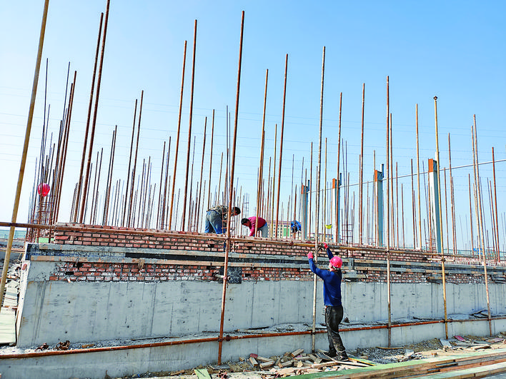 工人搭建廠房車間