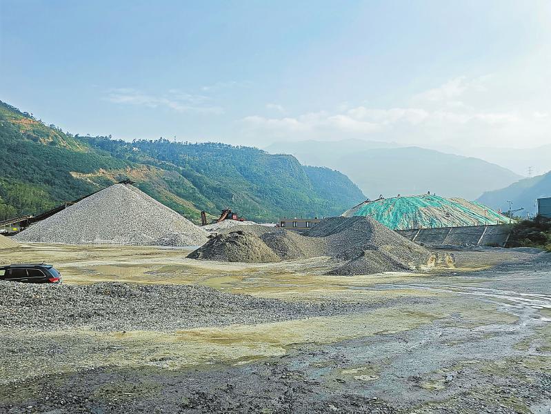 10月23日,位于樂山市峨邊縣境內(nèi)大渡河岸邊的一處采砂基地內(nèi),河砂堆成了小山。