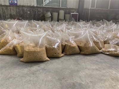 大件垃圾粉碎后的實(shí)木碎末與發(fā)酵的餐廚垃圾攪拌成為飼料
