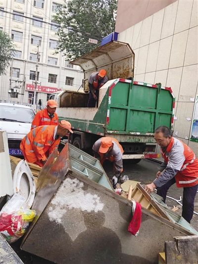 大件垃圾被裝車清運(yùn)到分揀中心