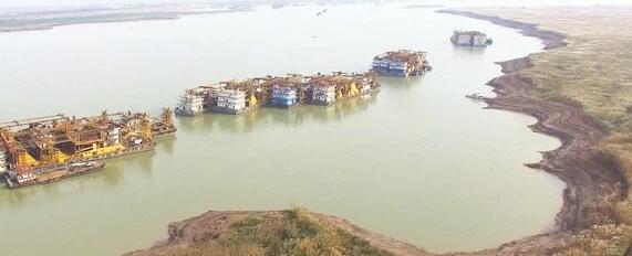 岳陽全面禁止保護區(qū)采砂,采砂船全部集中停靠。