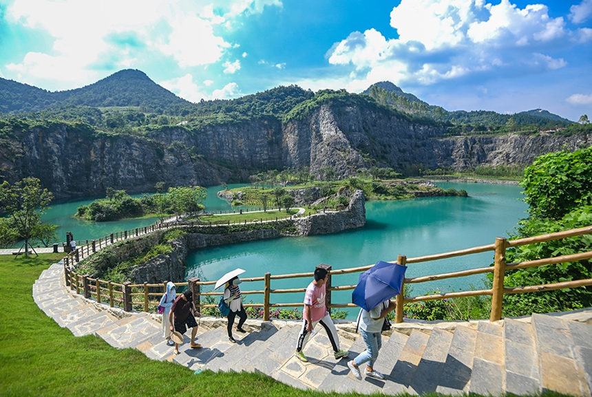 7月22日,渝北銅鑼山礦山公園,峭壁懸崖下,清澈湛藍(lán)的湖水吸引了不少游客前往游玩。