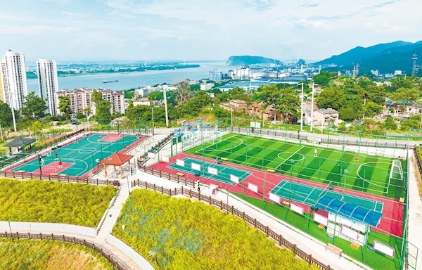 黃石市黃荊山飛云煤矸石山經(jīng)過治理修復(fù)，蝶變?yōu)樵O(shè)備齊全的運(yùn)動(dòng)公園。圖為6月3日，市民在此享受運(yùn)動(dòng)樂趣。