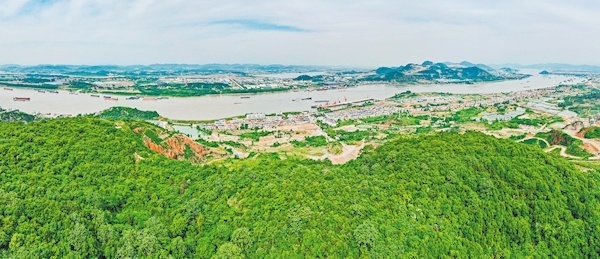 5月17日，鳥瞰陽新縣富池鎮(zhèn)長江沿線逐漸復(fù)綠的開山塘口。