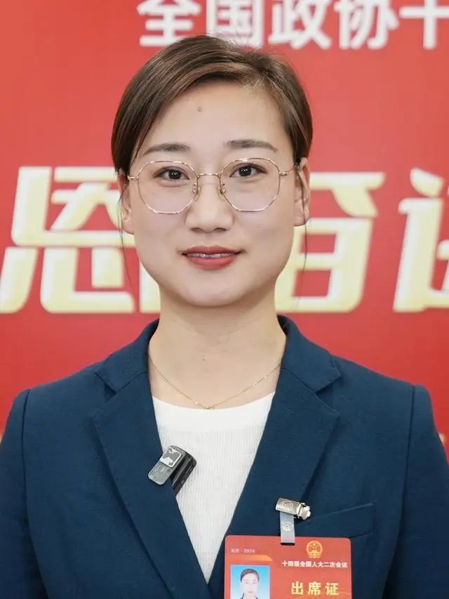 全國(guó)人大代表，江蘇省連云港市海州區(qū)新壩鎮(zhèn)小蕩村黨總支書(shū)記、村委會(huì)主任徐瑤