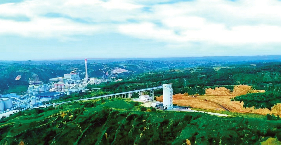 圖為山西焦煤霍州煤電呂臨能化公司矸石山遠(yuǎn)景